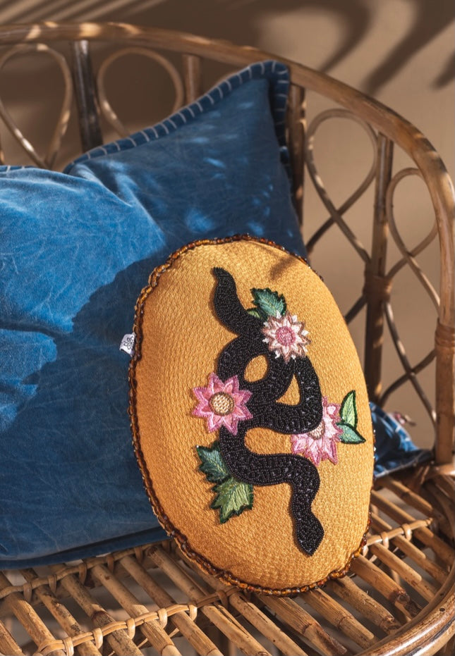 Clustog neidr a blodau wedi ei frodio â llaw / Snake and flower hand embroidered cushion