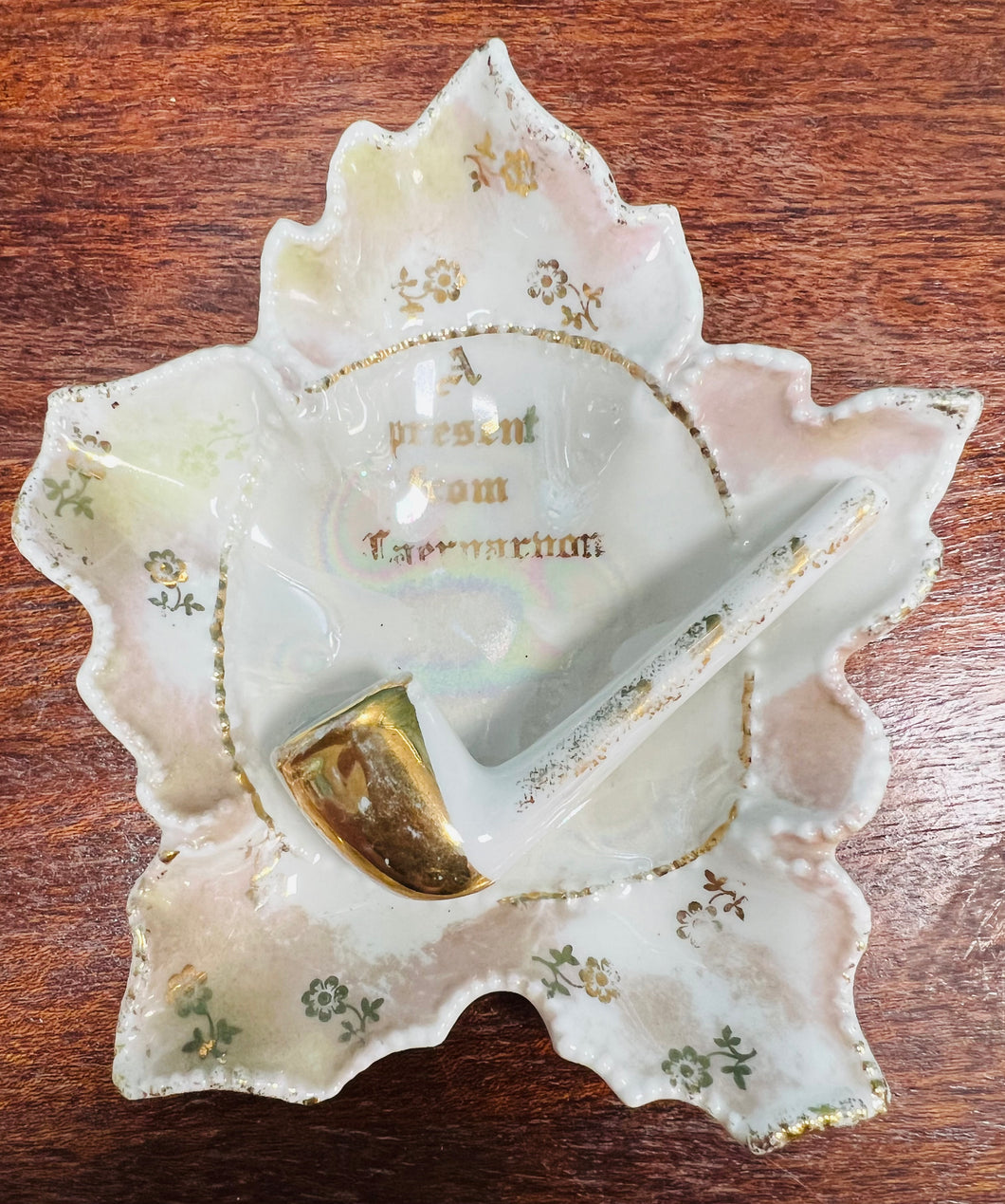 Powlen trinkets hynafol ‘A present from Caernarvon’ gyda pibell / Antique ‘A present from Caernarvon’ trinket bowl with smoking pipe