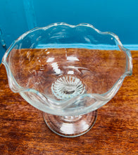 Load image into Gallery viewer, Dysgl Bon Bon gwydr Vintage gyda choes troellog / Vintage glass Bon Bon dish with twisted stem
