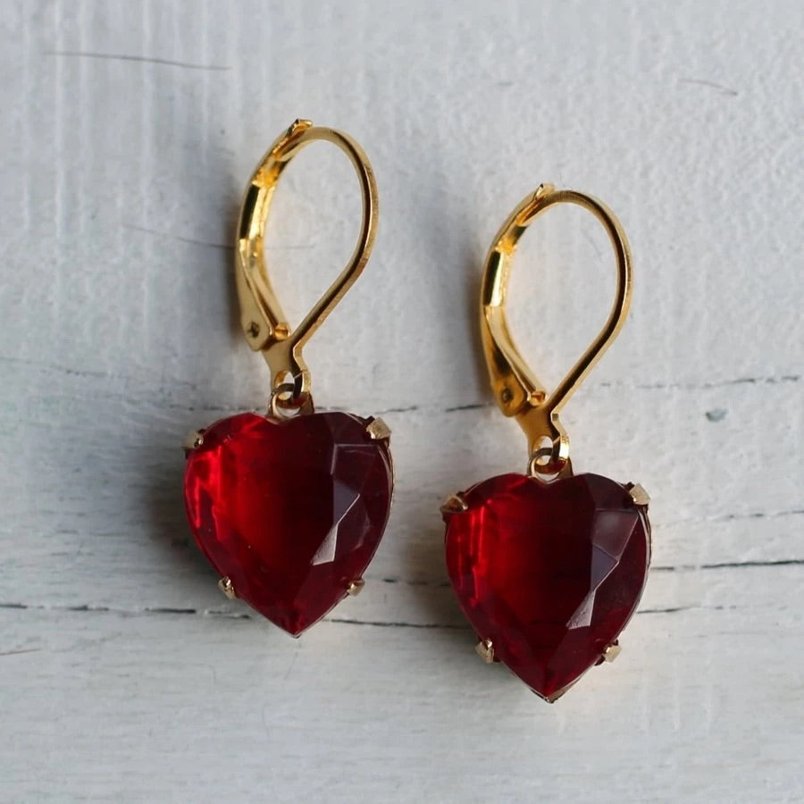 Clustlysau Rhuddem Siâp Calon Coch / Ruby Red Heart Shaped Earrings