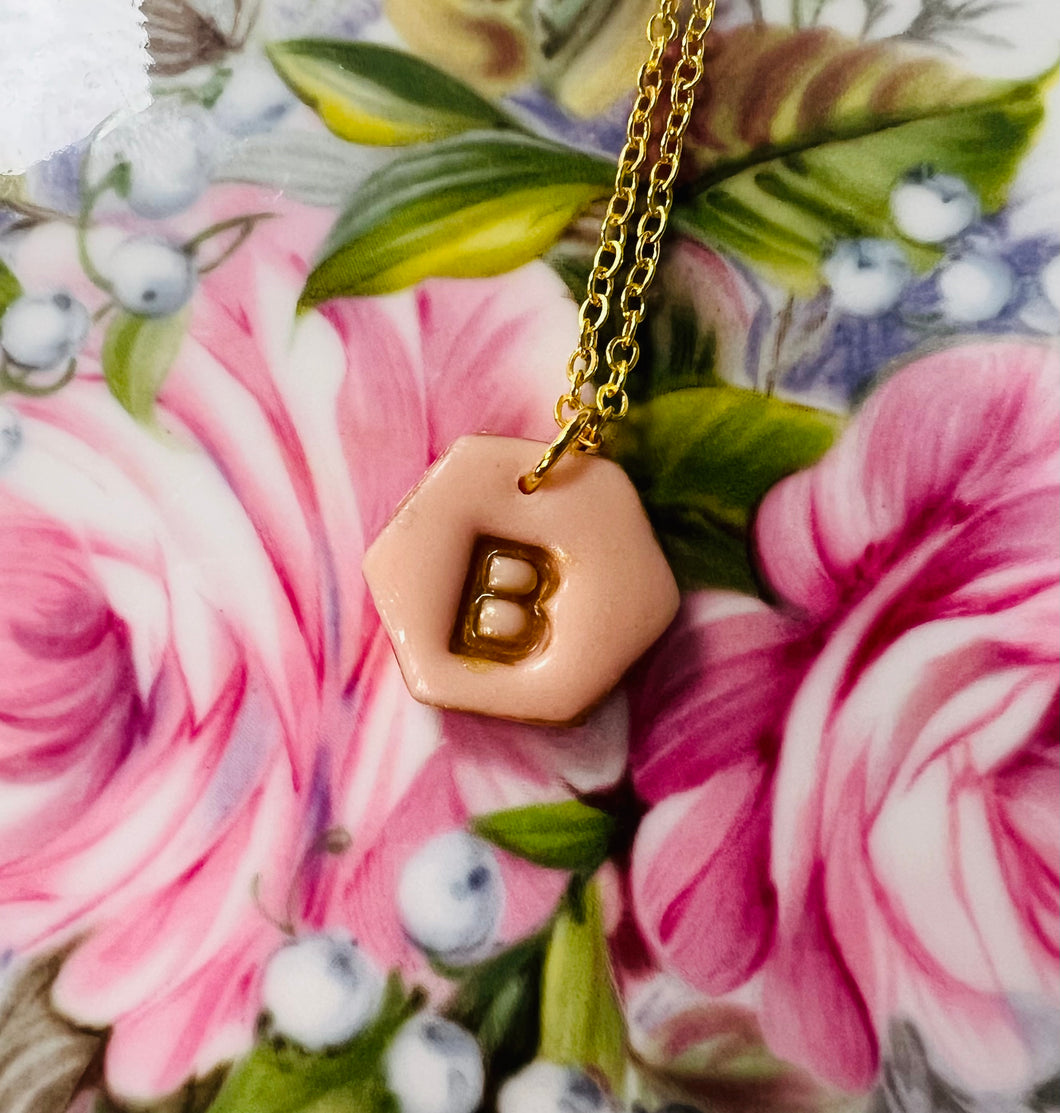 Mwclis Hexagon B aur / Hexagon gold B necklace