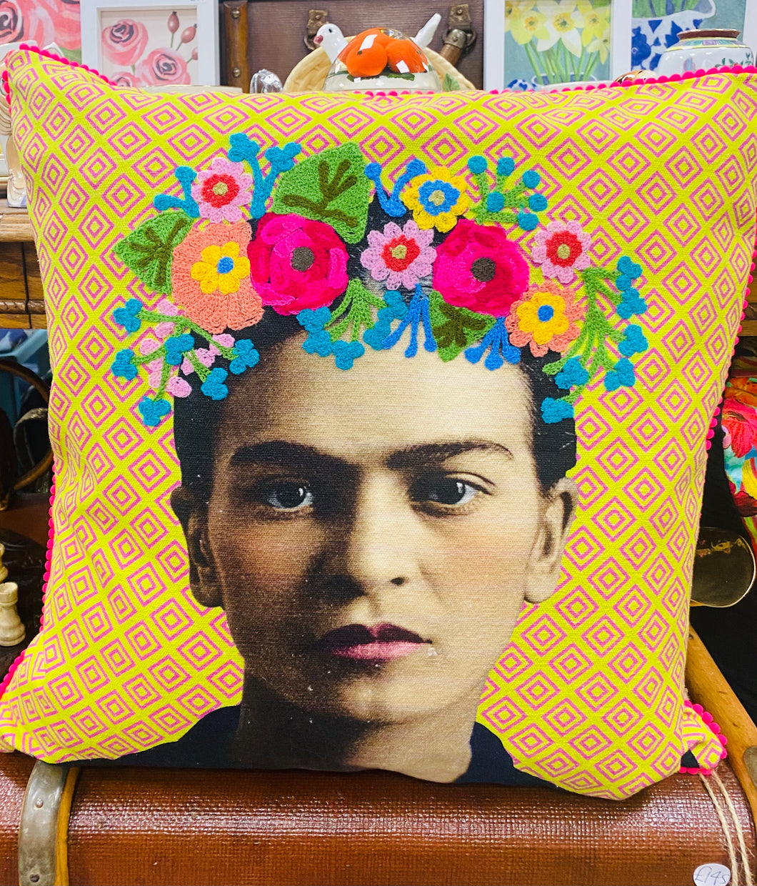 Clustog Frida Melyn a Phinc wedi ei Frodio â Llaw / Yellow and Pink Hand Embroidered Frida Cushion (Ian Snow)