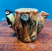 Load image into Gallery viewer, Jwg llefrith Vintage o’r 20au Cnocell y Coed ar goeden / Vintage Woodpecker in a tree milk jug from the 20s
