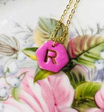 Load image into Gallery viewer, Mwclis Hexagon R aur / Hexagon gold R necklace
