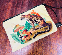 Load image into Gallery viewer, Pwrs Melfed Hufen llewpart Madame Treacle mawr / Large  Madame Treacle cream leopard Purse
