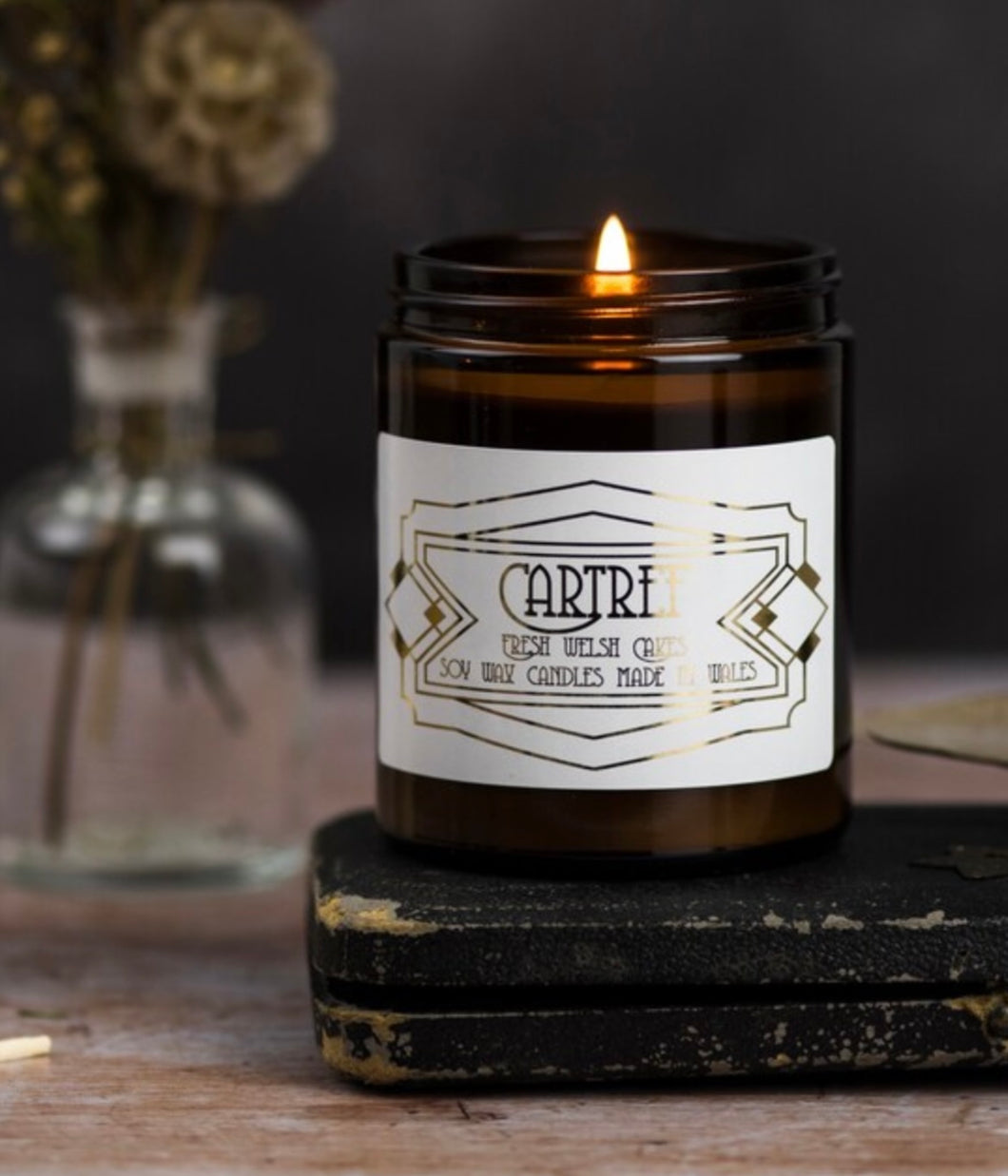 Canhwyll ‘Cartref’ arogl Cacen Gri mewn jar amber / Welsh Cake ‘Cartref’ candle in an amber jar