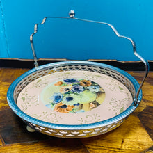 Load image into Gallery viewer, Stand cacen Vintage flodeuog gwydr a stainless steel gyda handlen sydd yn plygu / Vintage floral glass and stainless steel folding handle cake stand
