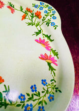 Load image into Gallery viewer, Plat gweini blodeuog gwyrdd Vintage wedi ei beintio â llaw yn 1955 / Vintage green floral handpainted in 1955 serving plate
