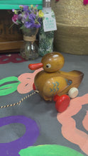 Load and play video in Gallery viewer, Tegan tynnu Retro o’r 70au  siâp chwaden  / Retro duck shaped pull along toy from the 70s

