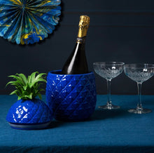 Load image into Gallery viewer, Bwced rhew glas Kitsch siâp Pinafal / Kitsch blue Pineapple shaped Ice Bucket
