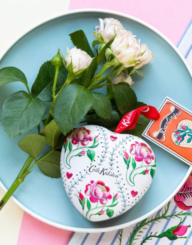 Sebon Cath Kidston ‘Keep Kind’ mewn tin rhosod siâp calon / Cath Kidston ‘Keep Kind’ soap in a rose heart shaped tin