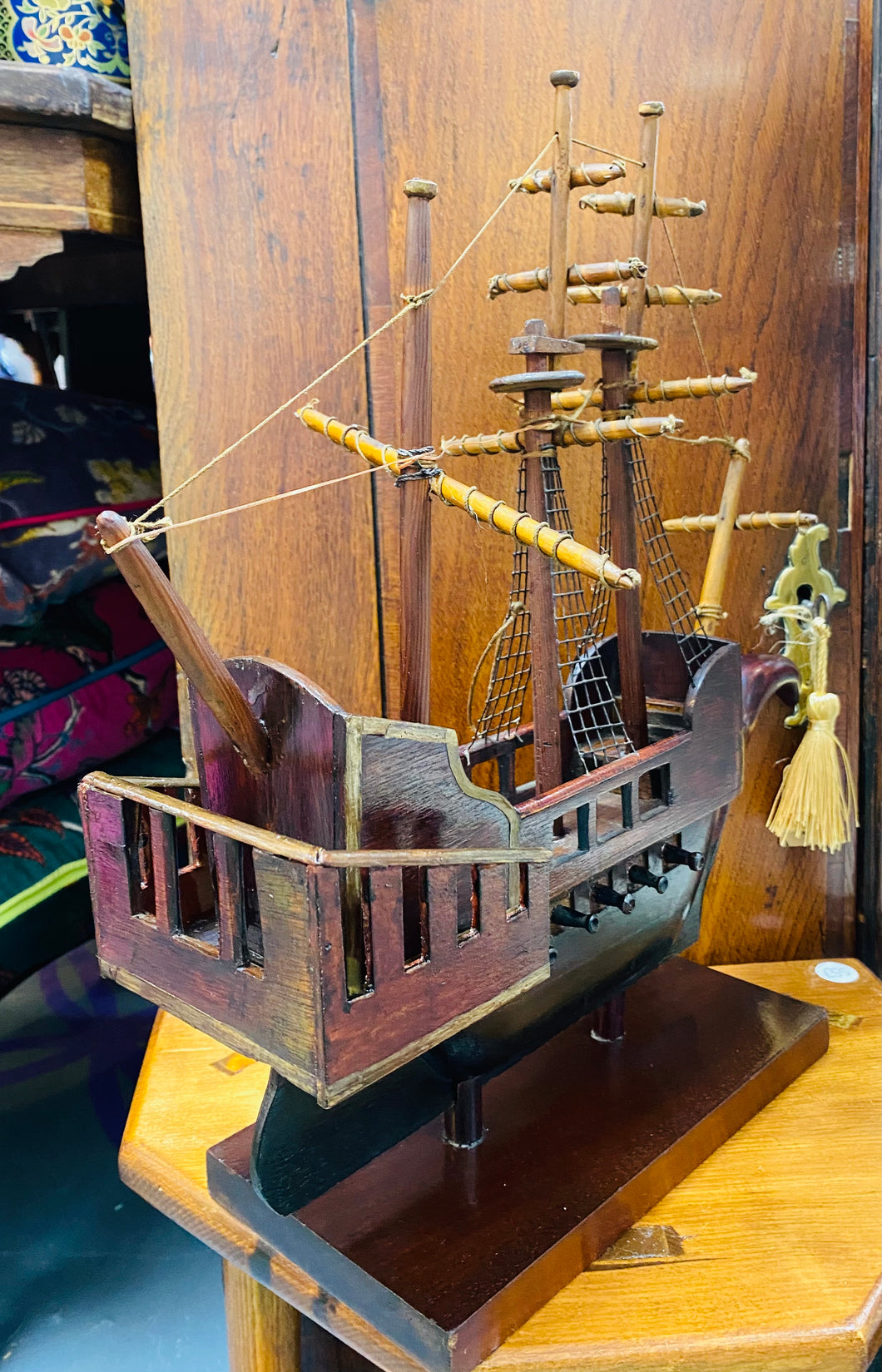 Llong pren hynafol ar stand wedi ei gwneud â llaw / Hand made Antique wooden ship on a stand