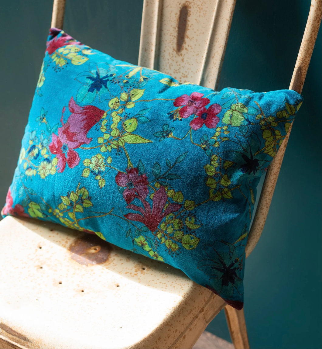 Clustog felfed blodeuog Teal / Teal floral velvet cushion (Ian Snow)