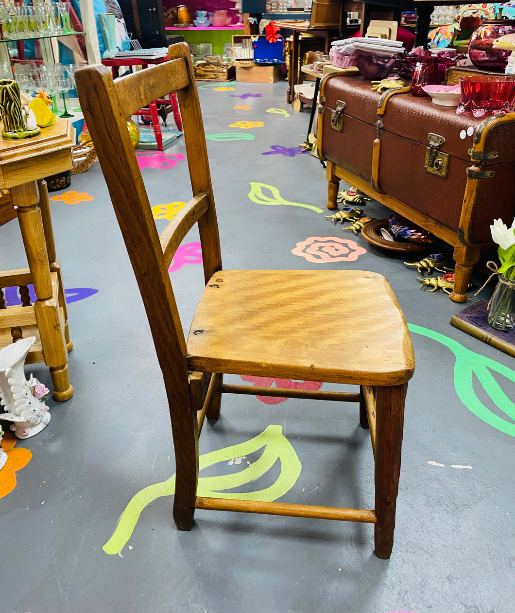 Cadair Ysgol Bren Plentyn Bach Vintage / Vintage Wooden Child’s Nursery Chair