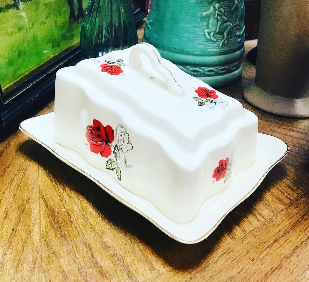 Dysgl Menyn / Caws Vintage “Romania” yml aur a rhosod coch a gwyn  / Vintage Romanian Butter/Cheese dish with gold edge and red and white roses