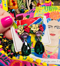 Load image into Gallery viewer, Clustlysau Frida Crisial Emrallt a blodeuog  / Floral and Emerald Crystal Frida earrings
