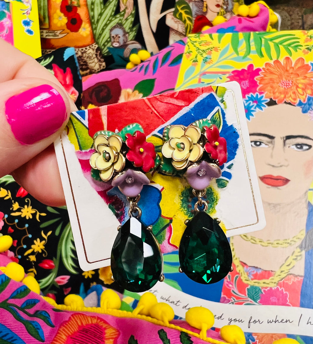 Clustlysau Frida Crisial Emrallt a blodeuog  / Floral and Emerald Crystal Frida earrings