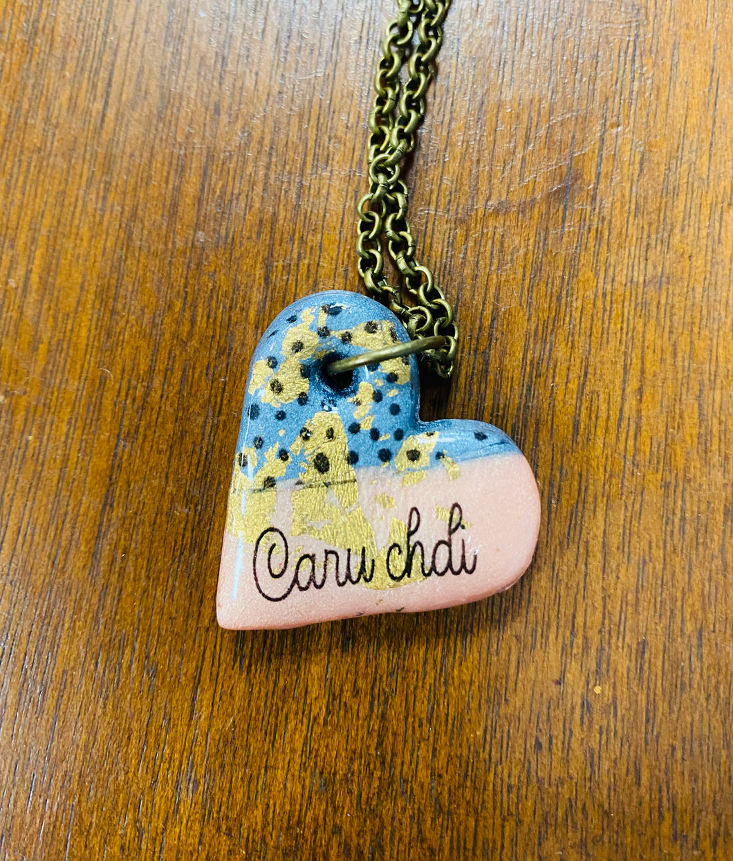 Mwclis Pinc a Glas Caru Chdi Perthyn / Pink and Blue Perthyn Caru Chdi Necklace