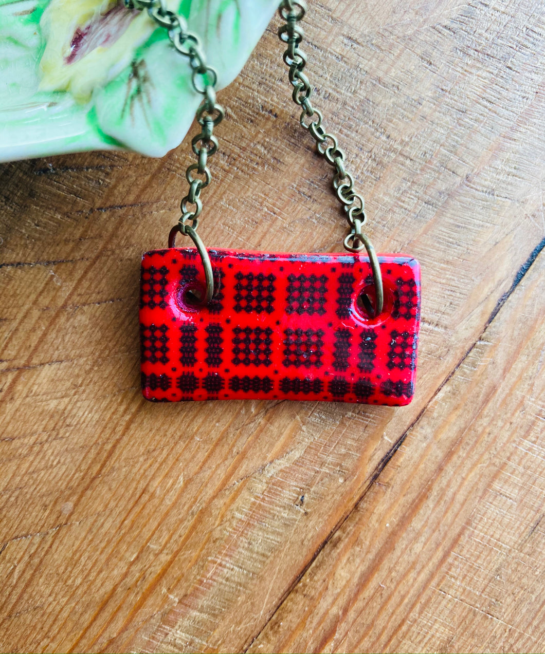 Mwclis Carthen Gymreig Coch Perthyn / Red Perthyn Welsh Tapestry Necklace