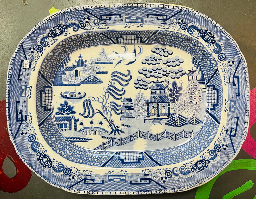 Plat gweini cig Willow Pattern glas a Gwyn mawr Hynafol / Large Antique blue and white Willow Pattern meat serving plate