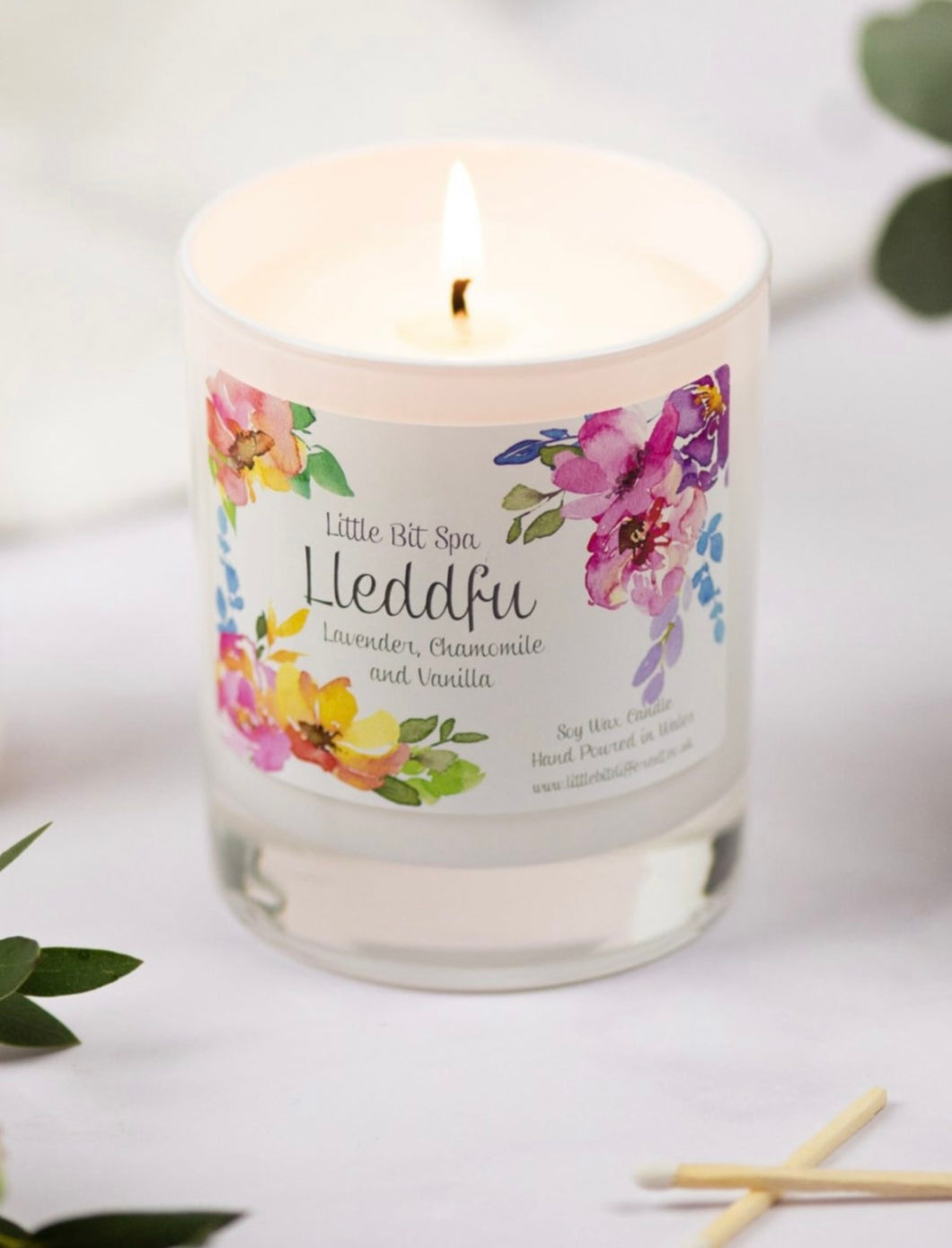 Canhwyll fegan ‘Lleddfu’ arogl lafant, chamomile a fanila / ‘Lleddfu’ (soothe) lavender, chamomile and vanilla vegan scented candle