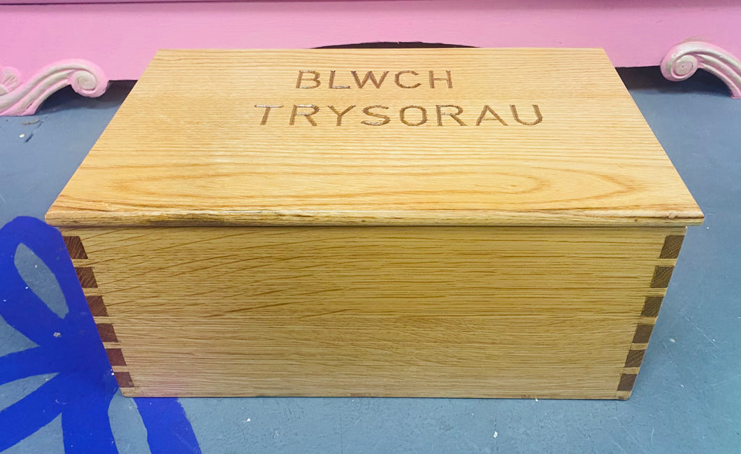 Blwch Trysorau pren unigryw gyda dwy silff fechan y tu mewn wedi ei wneud â llaw allan o hen Dderw Cymreig o Ynys Môn / Unique hand made wooden Treasure box with two small shelves inside made out of old Welsh Oak from Anglesey