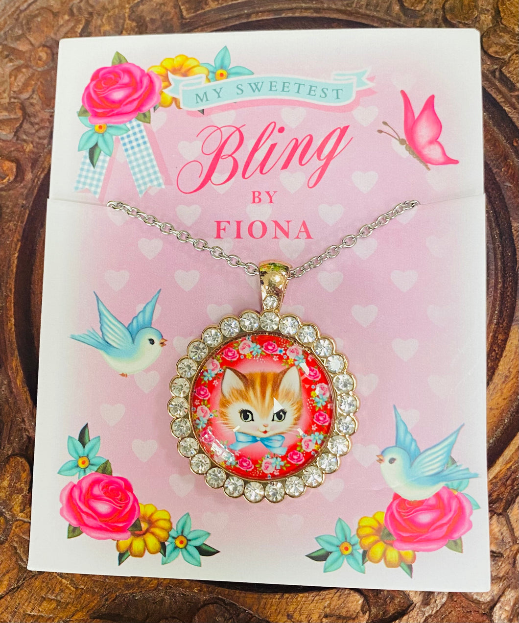 Mwclis gwyneb Cath Bach Kitsch a Bling / Kitsch Bling Kitten’s face  Necklace