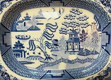 Load image into Gallery viewer, Plat gweini cig Willow Pattern glas a Gwyn mawr Hynafol / Large Antique blue and white Willow Pattern meat serving plate
