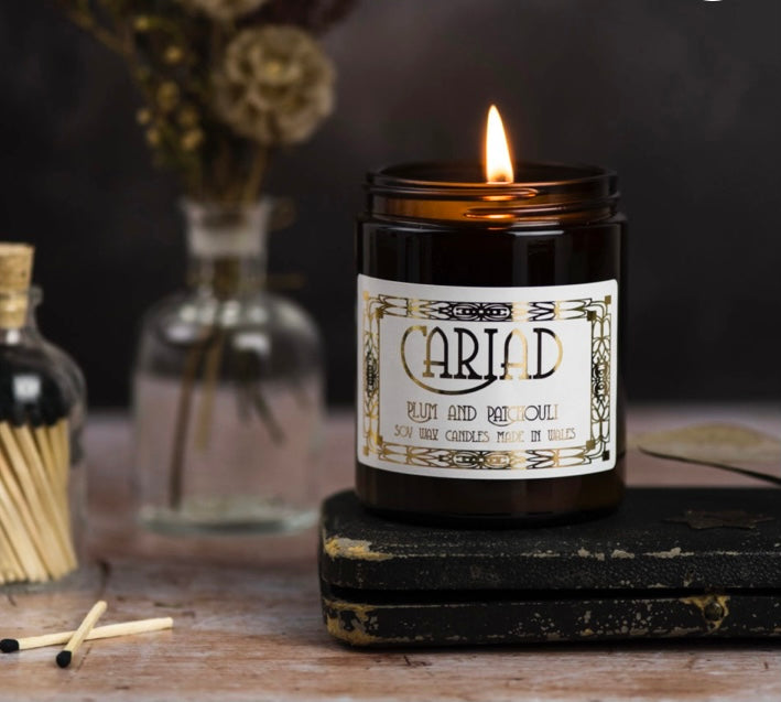 Canhwyll ‘Cariad’ arogl Eirin a Patchouli mewn jar amber / Plumb and Patchouli ‘Cariad’ candle in an amber jar