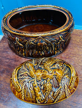 Load image into Gallery viewer, Dysgl gyda chaead / Tureen Pastai Helgig maint 3 Portmeirion glaze triog ‘O’r popty i’r bwrdd’ Vintage / Vintage ‘Oven to table’ Portmeirion size 3 treacle glaze Game Pie lided dish / Tureen
