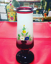 Load image into Gallery viewer, ‘Baluster Vase’ Wydr Vintage Coch Bohemia efo blodau wedi peintio â llaw / Bohemia Vintage Baluster Vase red and frosted glass with hand painted flowers
