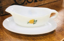 Load image into Gallery viewer, Jwg Saws/Grefi Phoenix Opalware Retro or 60au cynllun rhosyn melyn / Retro 1960’s Phoenix Opalware Sauce/Gravy boat yellow rose design
