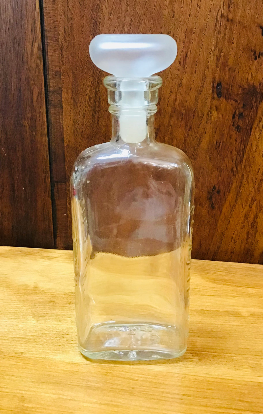 Potel ‘Liqufruta, Cough Cure’ Vintage gyda’r caead gwreiddiol / Vintage ‘Liqufruta, Cough Care’ bottle with the original top
