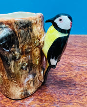 Load image into Gallery viewer, Jwg llefrith Vintage o’r 20au Cnocell y Coed ar goeden / Vintage Woodpecker in a tree milk jug from the 20s
