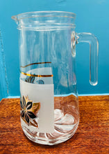 Load image into Gallery viewer, Jwg Wydr Clir ac Aur Retro o’r 70au / Retro clear and Gold Glass Jug from the 70s
