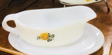 Load image into Gallery viewer, Jwg Saws/Grefi Phoenix Opalware Retro or 60au cynllun rhosyn melyn / Retro 1960’s Phoenix Opalware Sauce/Gravy boat yellow rose design
