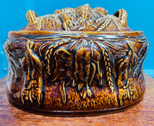 Load image into Gallery viewer, Dysgl gyda chaead / Tureen Pastai Helgig maint 3 Portmeirion glaze triog ‘O’r popty i’r bwrdd’ Vintage / Vintage ‘Oven to table’ Portmeirion size 3 treacle glaze Game Pie lided dish / Tureen
