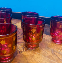 Load image into Gallery viewer, Set o chwe gwydryn shot Vintage Cranberry ac aur / Vintage set of six Cranberry and gold shot glasses
