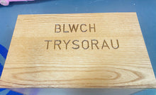 Load image into Gallery viewer, Blwch Trysorau pren unigryw gyda dwy silff fechan y tu mewn wedi ei wneud â llaw allan o hen Dderw Cymreig o Ynys Môn / Unique hand made wooden Treasure box with two small shelves inside made out of old Welsh Oak from Anglesey
