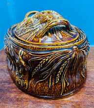 Load image into Gallery viewer, Dysgl gyda chaead / Tureen Pastai Helgig maint 3 Portmeirion glaze triog ‘O’r popty i’r bwrdd’ Vintage / Vintage ‘Oven to table’ Portmeirion size 3 treacle glaze Game Pie lided dish / Tureen
