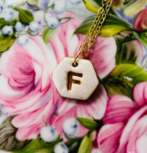 Load image into Gallery viewer, Mwclis Hexagon F aur / Hexagon gold F necklace
