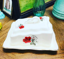 Load image into Gallery viewer, Dysgl Menyn / Caws Vintage “Romania” yml aur a rhosod coch a gwyn  / Vintage Romanian Butter/Cheese dish with gold edge and red and white roses
