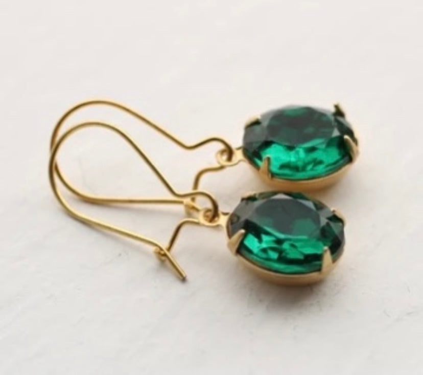 Clustdlysau Drop Emrallt  / Emerald Drop Earrings