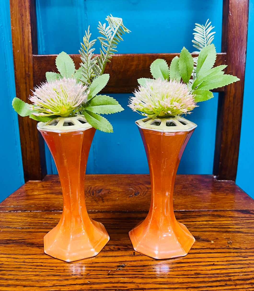 Pâr o vasys ‘flower frog’ 9 twll Lustreware oren Vintage Art Deco o’r 30au / Pair of Vintage Art Deco 9 hole flower frog orange Lustreware vases from the 30s