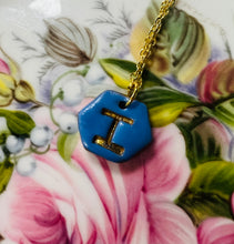 Load image into Gallery viewer, Mwclis Hexagon I aur / Hexagon gold I necklace
