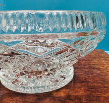 Load image into Gallery viewer, Bowlen Treiffl Wydr Vintage / Vintage Glass Trifle Bowl
