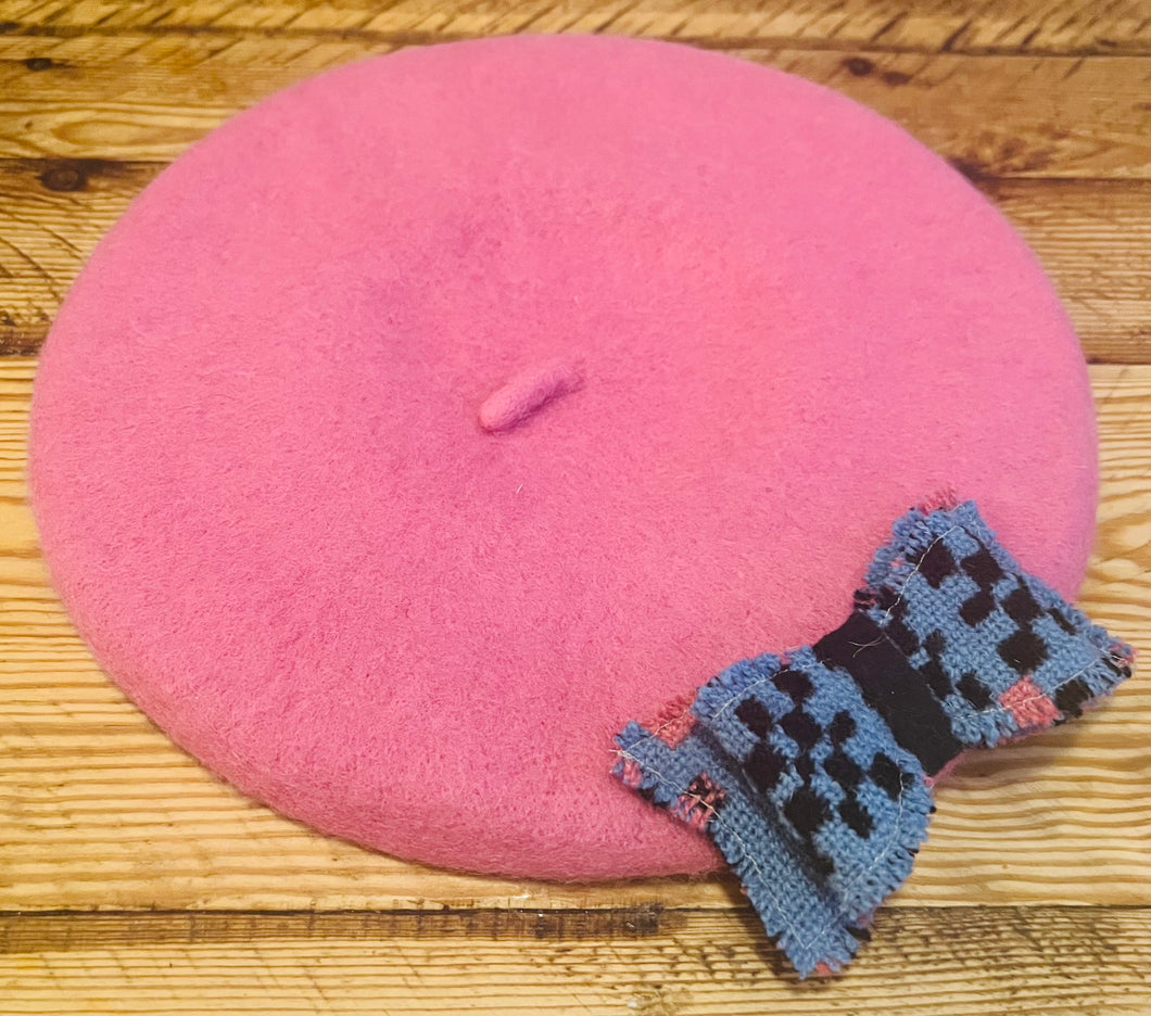 Beret pinc efo bow brethyn Cymreig glas / Pink beret with blue Welsh tapestry bow