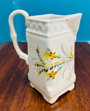 Load image into Gallery viewer, Jwg llefrith Vintage sgwâr wedi ei pheintio â llaw / Hand painted Vintage square milk jug
