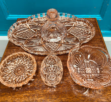 Load image into Gallery viewer, Set ystafell wely Vintage Art Deco gwydr rhuddliw o’r 30au / Vintage Art Deco rose glass dressing table set from the 30s
