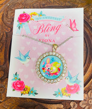 Load image into Gallery viewer, Mwclis Cwningod Hapus Kitsch a Bling / Kitsch Bling Happy Bunnies Necklace
